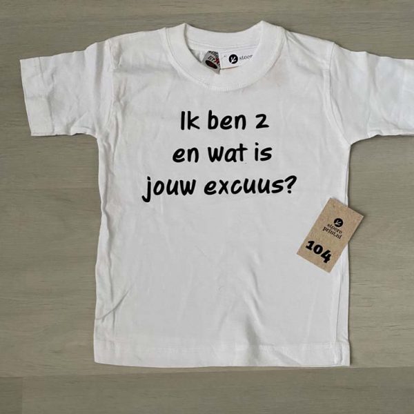 Shirt wit - maat 104 <br>"ik ben 2 en wat is jouw excuus"
