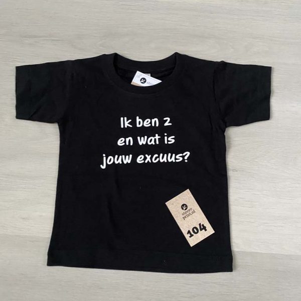 Shirt zwart - maat 104 <br>"ik ben 2 en wat is jouw excuus"